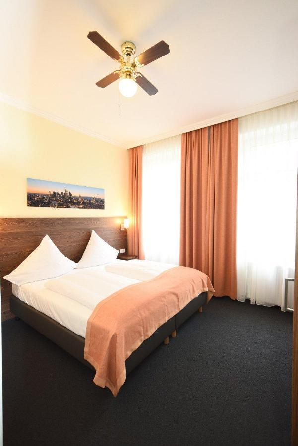 Hotel Little Paris Francoforte sul Meno Esterno foto