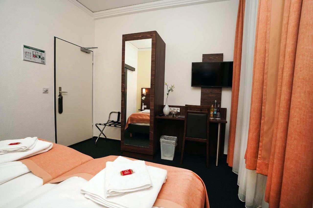 Hotel Little Paris Francoforte sul Meno Esterno foto