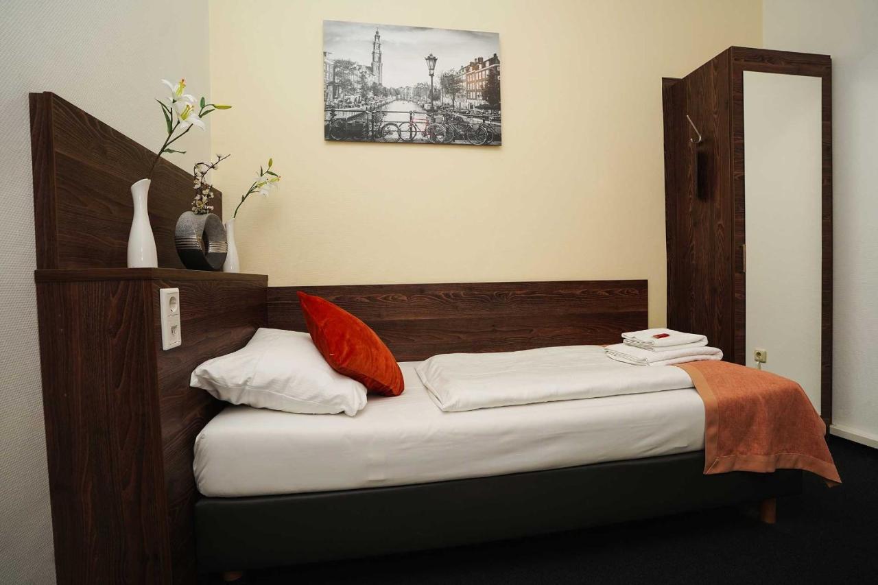 Hotel Little Paris Francoforte sul Meno Esterno foto