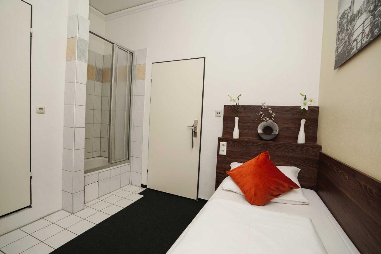 Hotel Little Paris Francoforte sul Meno Esterno foto