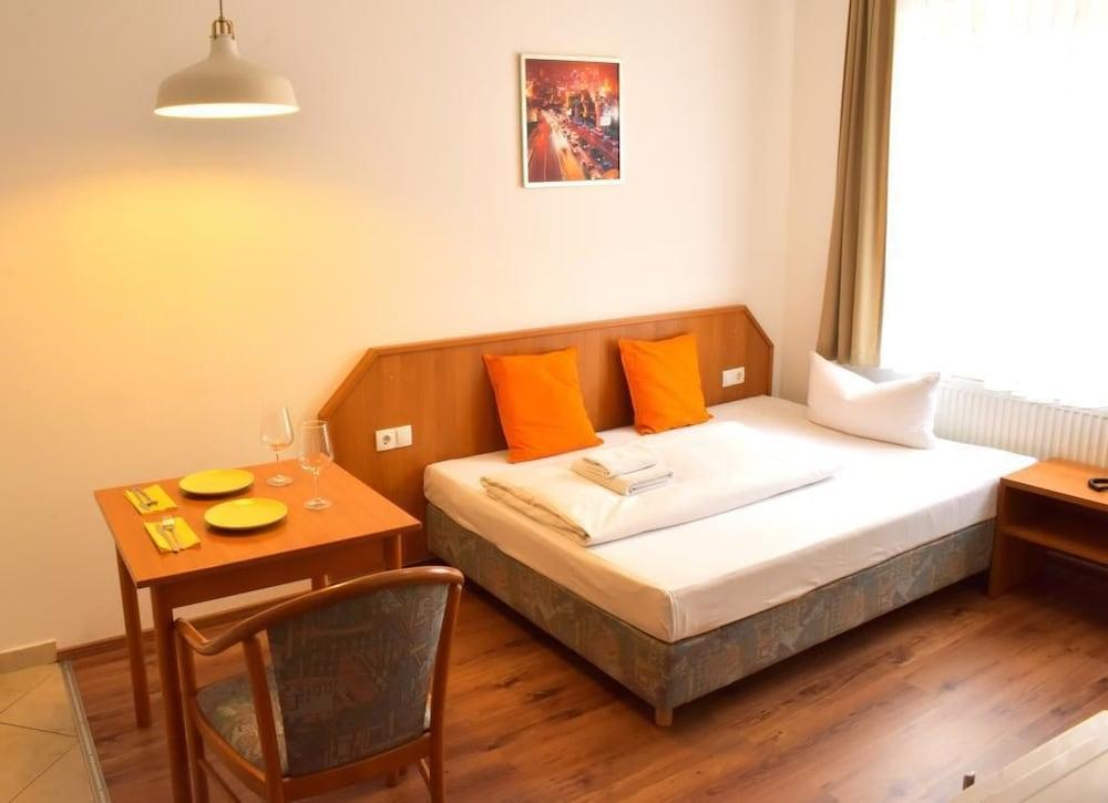 Hotel Little Paris Francoforte sul Meno Esterno foto